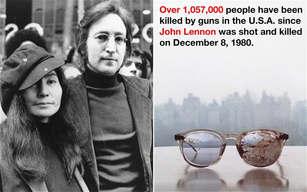 Yoko Ono publicó una foto los lentes manchados de sangre de John Lennon (FOTO | Cochinopop