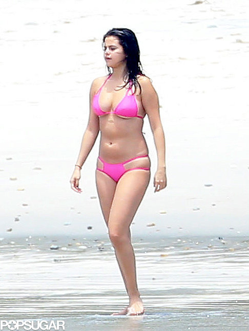 Selena-Gomez-Wearing-Pink-Bikini-Mexico-Pictures (2)