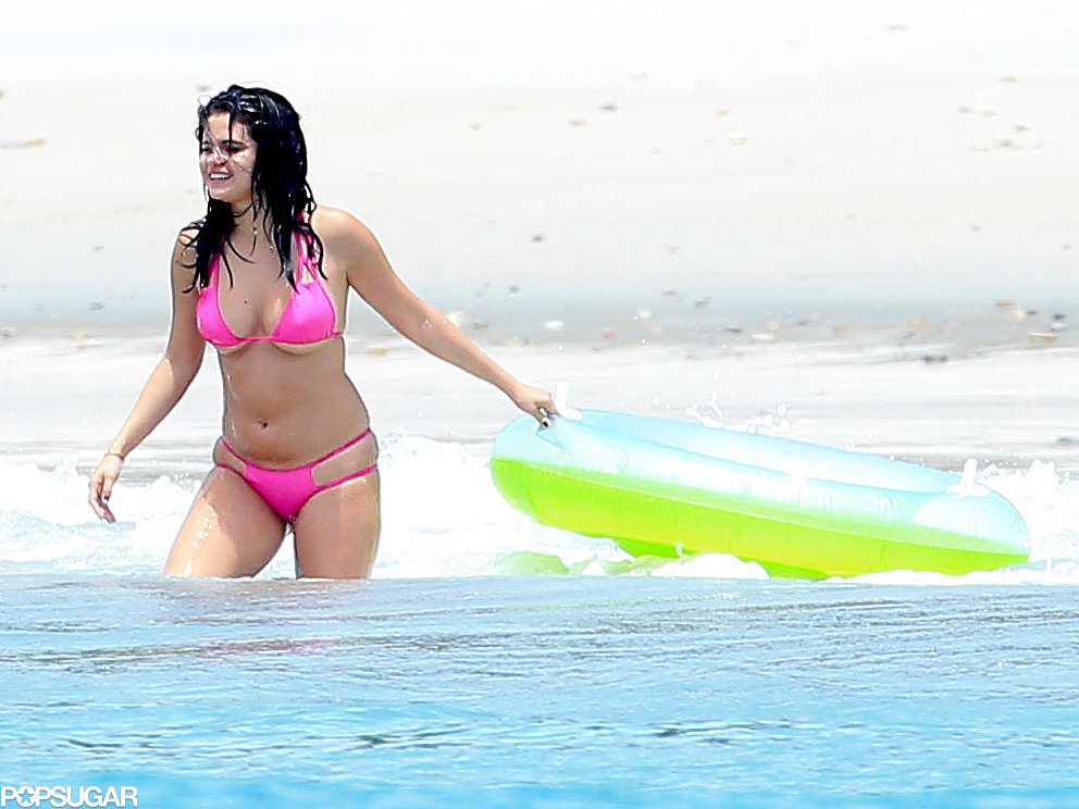 Selena-Gomez-Wearing-Pink-Bikini-Mexico-Pictures (3)
