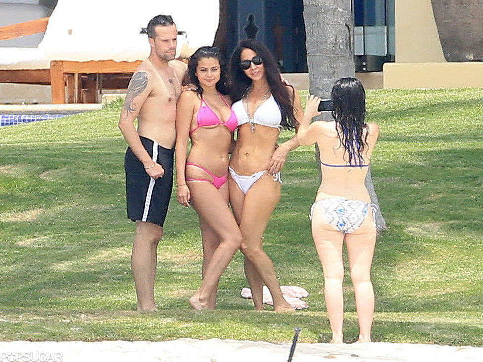 Selena-Gomez-Wearing-Pink-Bikini-Mexico-Pictures (8)