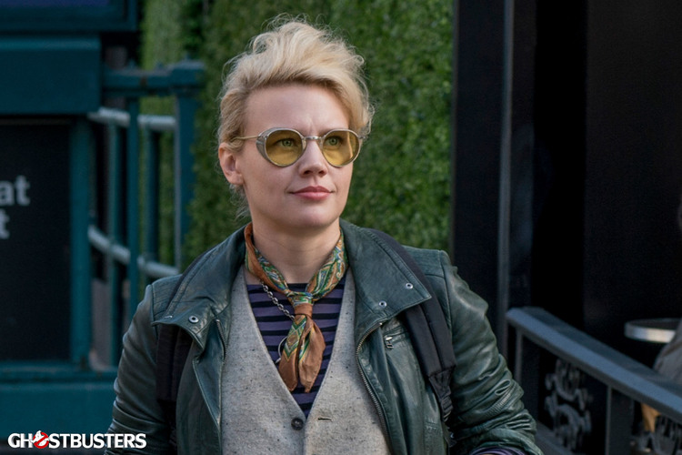 new-photos-from-ghostbusters-offers-first-look-at-chris-hemsworth3