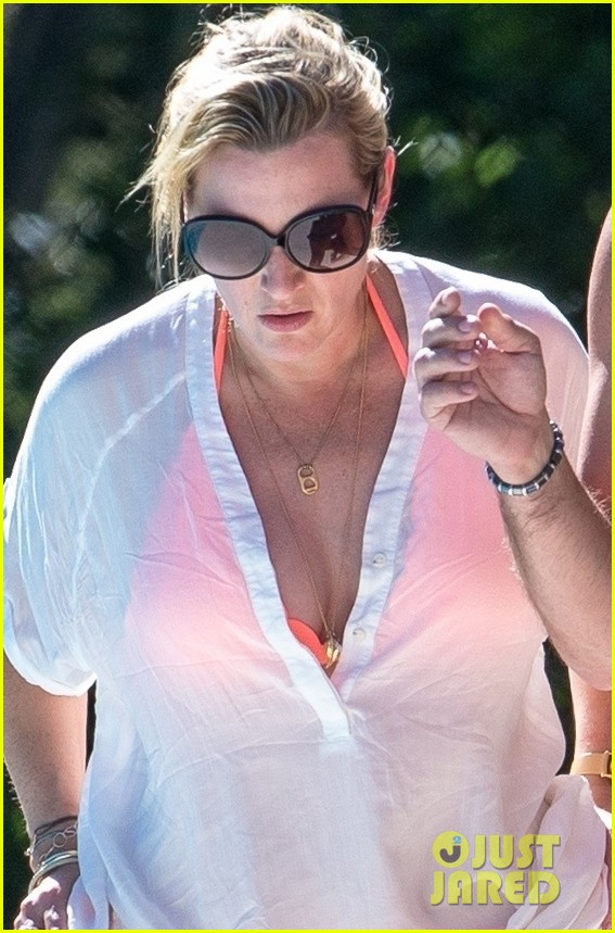 leo-dicaprio-goes-shirtless-on-vacation-with-kate-winslet-03