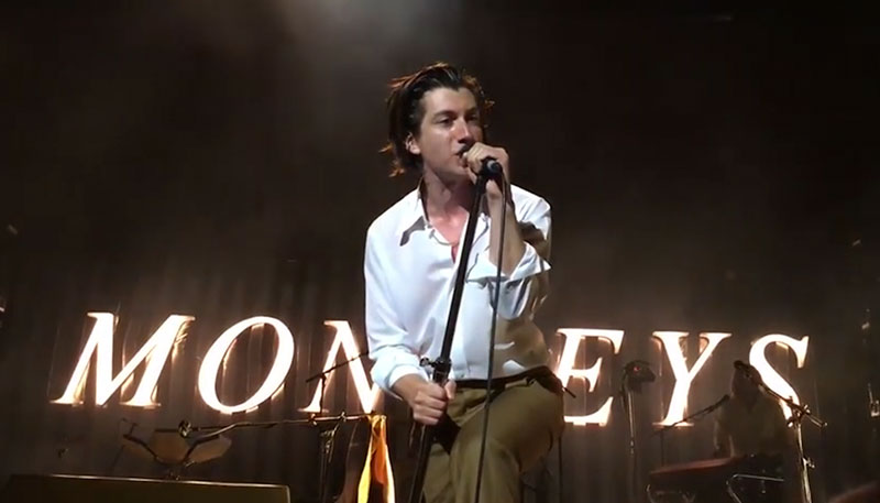 Resultado de imagen de Arctic Monkeys - Lipstick Vogue live